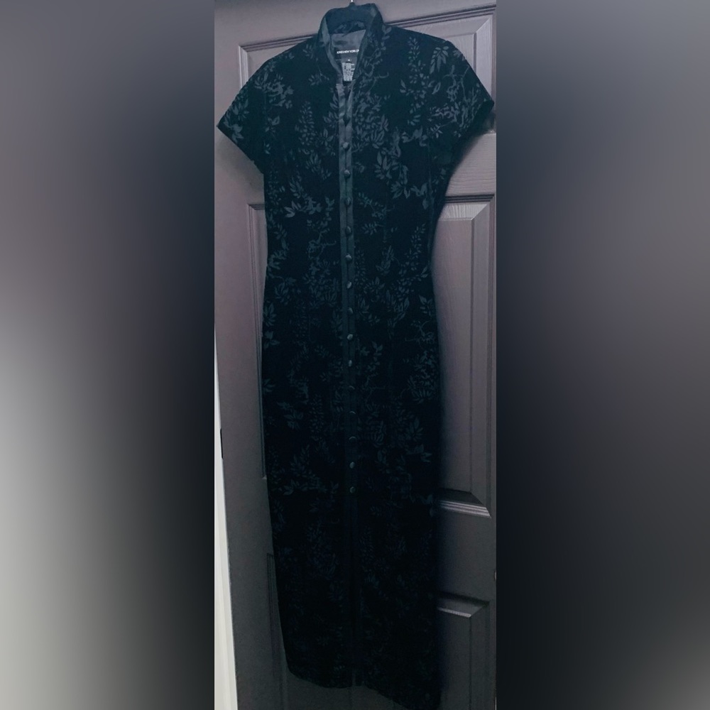 Jones New York - Long Black Dress w/ Buttons Detailing. Soft Velvet Feel.